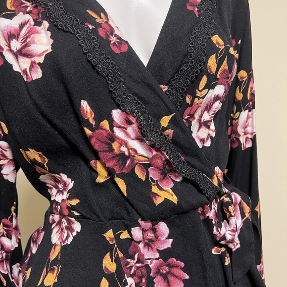 Black floral blouse with lace trim and V-neck - Size S - Picture 2 of 11